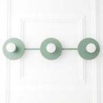 Cargar imagen en el visor de la Galería, Lámpara de tocador esférica Radiro Globe – Luminaria moderna de 3 luces para baño