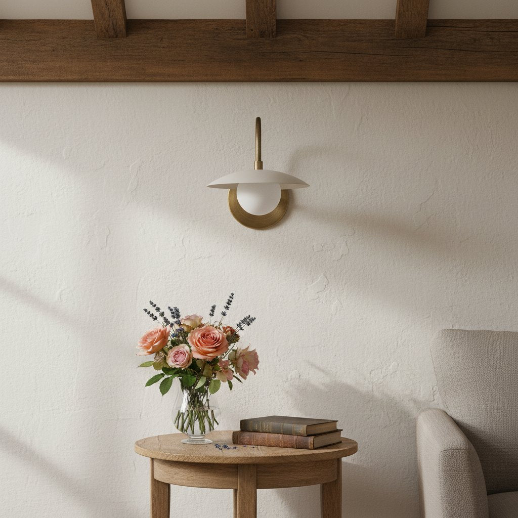 Aplique de pared de latón arqueado Curva: elegante lámpara de metal para interiores modernos