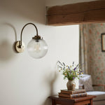 Cargar imagen en el visor de la Galería, Aplique de pared arqueado de cristal acanalado y latón Glorica Glass – Lámpara de pared industrial vintage para entrada