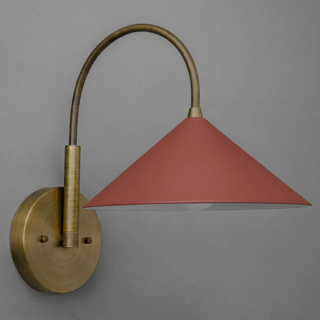 Aplique de pared vintage de metal Curva: elegante pantalla cónica para dormitorios