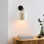 Charger l'image dans la visionneuse de galerie, Applique murale minimaliste Hanton – Applique en verre lait vintage avec accent en métal