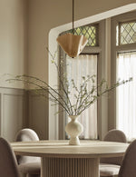 Bild in Gallery-Viewer laden, Bellina Modern Pendelleuchte – kunstvoll geschwungener Glasschirm mit schlanker Metallaufhängung