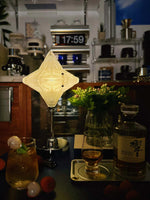 Charger l'image dans la visionneuse de galerie, Lampe de table Art Déco Star – Luminaire en verre dépoli pour chambres modernes – Astris Lyra