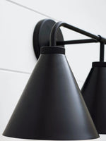 Cargar imagen en el visor de la Galería, Aplique de pared cónico Korvi: diseño retro cónico en negro o latón