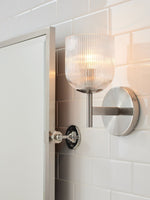 Cargar imagen en el visor de la Galería, Aplique Bravira de vidrio acanalado: lámpara de pared de latón y vidrio en estilos simple, doble y triple