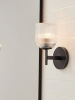 Cargar imagen en el visor de la Galería, Aplique Bravira de vidrio acanalado: lámpara de pared de latón y vidrio en estilos simple, doble y triple