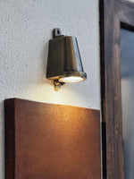 Cargar imagen en el visor de la Galería, Lámpara de Pared Industrial para Exterior – Aplique Impermeable con Forma de Campanilla