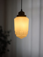 Charger l'image dans la visionneuse de galerie, Suspension en verre opale – Suspension vintage en verre laiteux avec accents en laiton