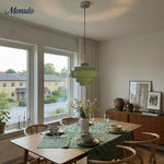 Cargar imagen en el visor de la Galería, Lámpara colgante Koloro con pantalla de vidrio coloreado: moderna lámpara de suspensión ajustable para interiores.