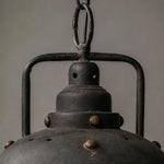 Cargar imagen en el visor de la Galería, Close view of chain and rivet details