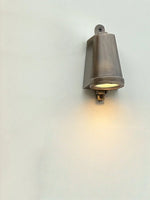 Cargar imagen en el visor de la Galería, Lámpara de Pared Industrial para Exterior – Aplique Impermeable con Forma de Campanilla