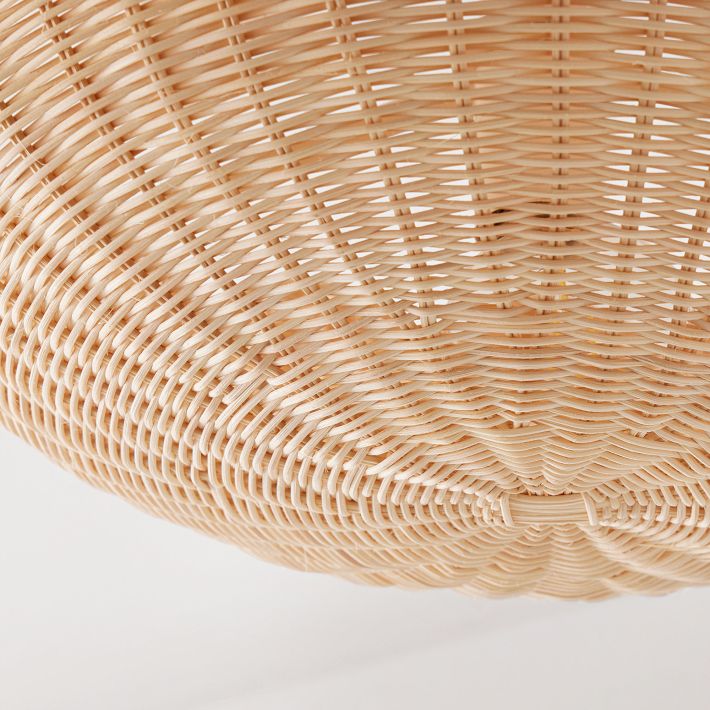 Lámpara de techo empotrada Olvara con pantalla de ratán y borde metálico: iluminación contemporánea para espacios habitables.