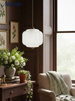 Bild in Gallery-Viewer laden, American Vintage Cremeglas-Schirm geformt Eloise Kronleuchter