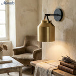 Charger l'image dans la visionneuse de galerie, Applique murale minimaliste Hanton – Applique en verre lait vintage avec accent en métal