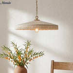 Cargar imagen en el visor de la Galería, Lámpara colgante Elumina con pantalla de seda plisada elegante – Lámpara colgante de estilo Mid-Century para comedor