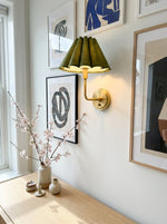 Cargar imagen en el visor de la Galería, Aplique de pared Capirise con pantalla plisada - Lámpara de dormitorio de tela festoneada