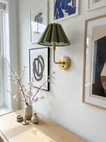 Cargar imagen en el visor de la Galería, Aplique de pared Capirise con pantalla plisada - Lámpara de dormitorio de tela festoneada