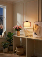 Charger l'image dans la visionneuse de galerie, Lampe de table Clinco en verre teinté, silhouette de champignon – Luminaire design polyvalent pour buffet ou table de chevet