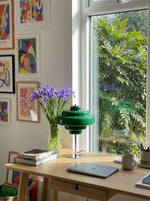 Cargar imagen en el visor de la Galería, Lámpara de mesa de cristal Koloro: moderna lámpara de niveles para espacios de estar o de trabajo