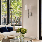Charger l'image dans la visionneuse de galerie, Applique murale Atticus avec abat-jour en tissu - Lampe murale moderne en laiton pour chambre et couloir