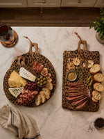 Cargar imagen en el visor de la Galería, Tabla sólida de madera de sapele con diseño de leopardo - Accesorio funcional para comedor y cocina