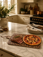 Cargar imagen en el visor de la Galería, Tabla sólida de madera de sapele con diseño de leopardo - Accesorio funcional para comedor y cocina