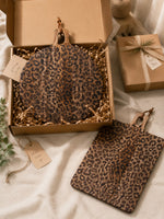 Cargar imagen en el visor de la Galería, Tabla sólida de madera de sapele con diseño de leopardo - Accesorio funcional para comedor y cocina
