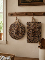 Cargar imagen en el visor de la Galería, Tabla sólida de madera de sapele con diseño de leopardo - Accesorio funcional para comedor y cocina