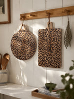 Cargar imagen en el visor de la Galería, Tabla sólida de madera de sapele con diseño de leopardo - Accesorio funcional para comedor y cocina