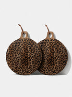 Cargar imagen en el visor de la Galería, Tabla sólida de madera de sapele con diseño de leopardo - Accesorio funcional para comedor y cocina