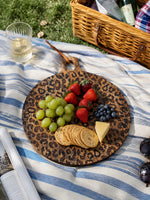 Cargar imagen en el visor de la Galería, Tabla sólida de madera de sapele con diseño de leopardo - Accesorio funcional para comedor y cocina