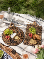 Cargar imagen en el visor de la Galería, Tabla sólida de madera de sapele con diseño de leopardo - Accesorio funcional para comedor y cocina