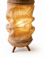 Charger l'image dans la visionneuse de galerie, Lampe de table en tissu fabriquée à la main, avec pied sculptural en bois et texture naturelle, pour chambre, salon et console