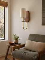 Charger l'image dans la visionneuse de galerie, Applique murale en bois massif avec bras métallique incurvé et abat-jour en tissu tissé, éclairage mural de chambre en laiton ou argenté