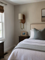 Charger l'image dans la visionneuse de galerie, Applique murale en bois massif avec bras métallique incurvé et abat-jour en tissu tissé, éclairage mural de chambre en laiton ou argenté