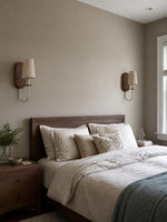 Charger l'image dans la visionneuse de galerie, Applique murale en bois massif avec bras métallique incurvé et abat-jour en tissu tissé, éclairage mural de chambre en laiton ou argenté