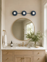 Cargar imagen en el visor de la Galería, Aplique de pared minimalista de 3 luces para tocador – Lámpara de baño con disco metálico redondo para espejo