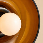 Bild in Gallery-Viewer laden, Coloria Wandleuchte mit gebogenem Glasschirm – Vintage-Wandleuchte aus bernsteinfarbenem Glas für Wohnbereiche und Hotels