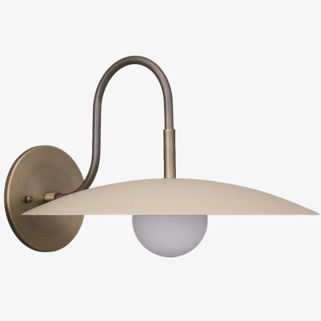 Aplique de pared moderno de metal Curva - Brazo de latón antiguo con pantalla de disco color crema