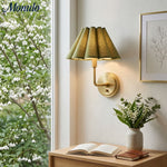 Cargar imagen en el visor de la Galería, Aplique de pared Capirise con pantalla plisada - Lámpara de dormitorio de tela festoneada