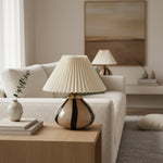 Charger l'image dans la visionneuse de galerie, Lampe de table plissée en tissu minimaliste Undara - Éclairage nordique moderne pour bureau à domicile et tables d'appoint