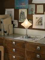 Charger l'image dans la visionneuse de galerie, Lampe de table Art Déco Star – Luminaire en verre dépoli pour chambres modernes – Astris Lyra