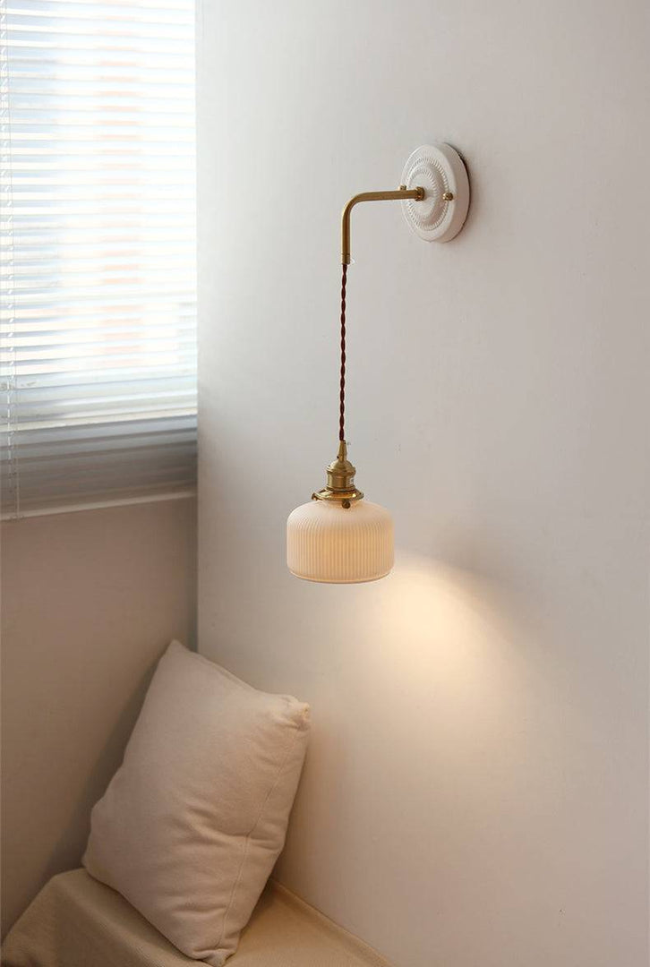 Aplique de pared Curvona con pantalla de cerámica acanalada y brazo curvo: iluminación interior moderna de estilo rústico para dormitorio, sala de estar, pasillo o baño.