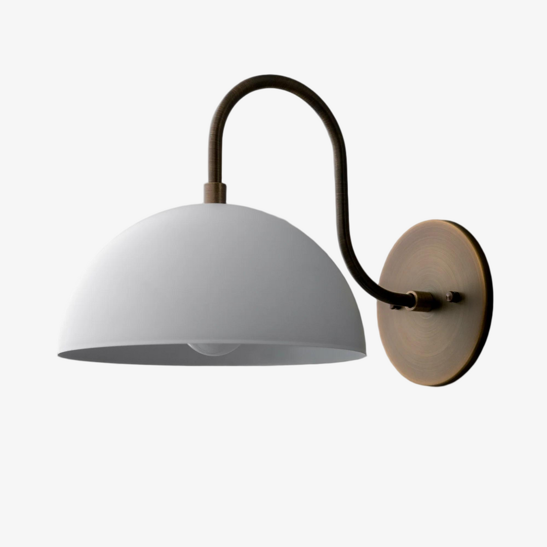 Aplique de pared industrial de metal Curva - Brazo curvo de latón - Luminaria de cúpula martillada