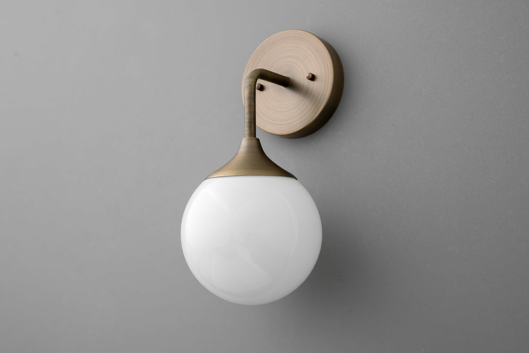 Aplique de pared de vidrio Glorica - Lámpara de globo esmerilado con aplique de latón