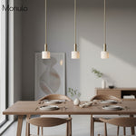 Charger l'image dans la visionneuse de galerie, Suspension contemporaine minimaliste et élégante Cerova – Abat-jour en porcelaine ivoire pour îlot de cuisine et chambre