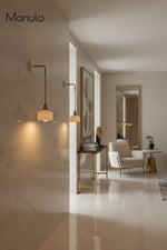Cargar imagen en el visor de la Galería, Aplique de pared Curvona con pantalla de cerámica acanalada y brazo curvo: iluminación interior moderna de estilo rústico para dormitorio, sala de estar, pasillo o baño.