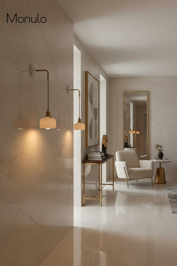 Aplique de pared Curvona con pantalla de cerámica acanalada y brazo curvo: iluminación interior moderna de estilo rústico para dormitorio, sala de estar, pasillo o baño.
