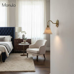 Charger l'image dans la visionneuse de galerie, Applique murale en céramique nervurée Curvona avec bras incurvé - Luminaire d'intérieur moderne pour chambre, salon et couloir