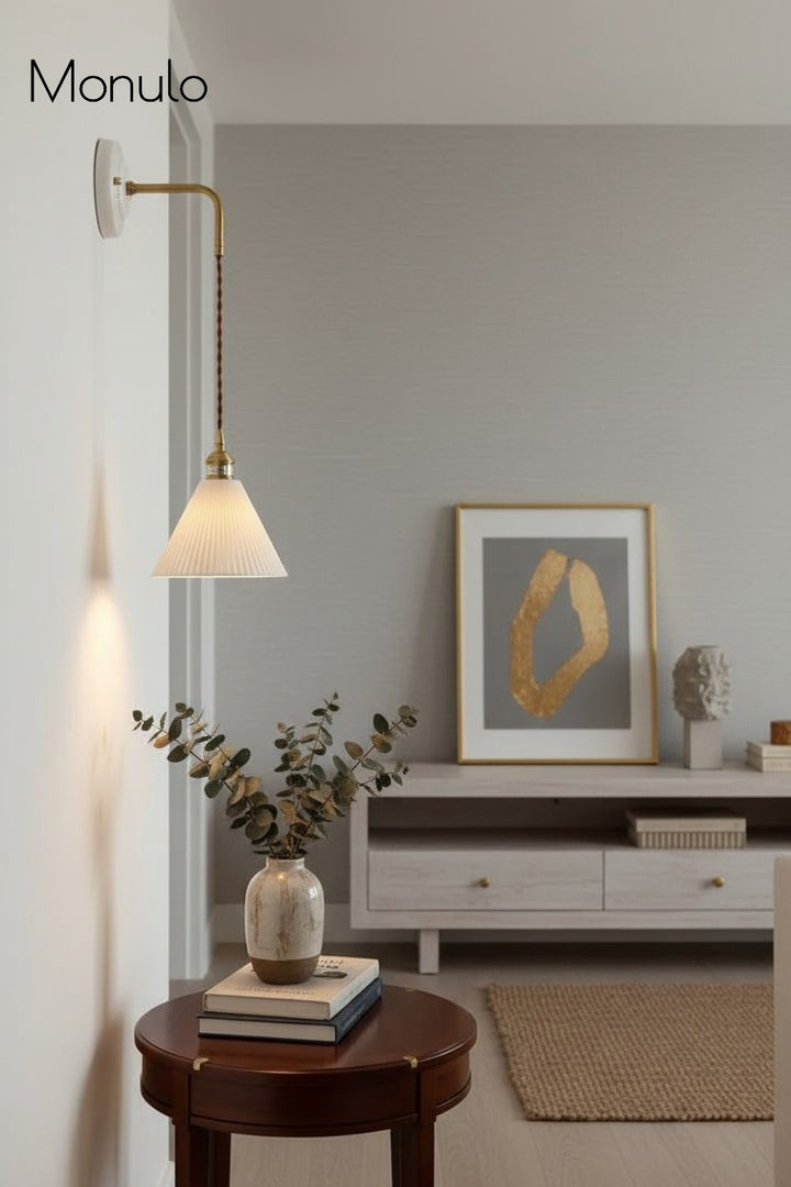 Aplique de pared Curvona con pantalla de cerámica acanalada y brazo curvo: iluminación interior moderna de estilo rústico para dormitorio, sala de estar, pasillo o baño.